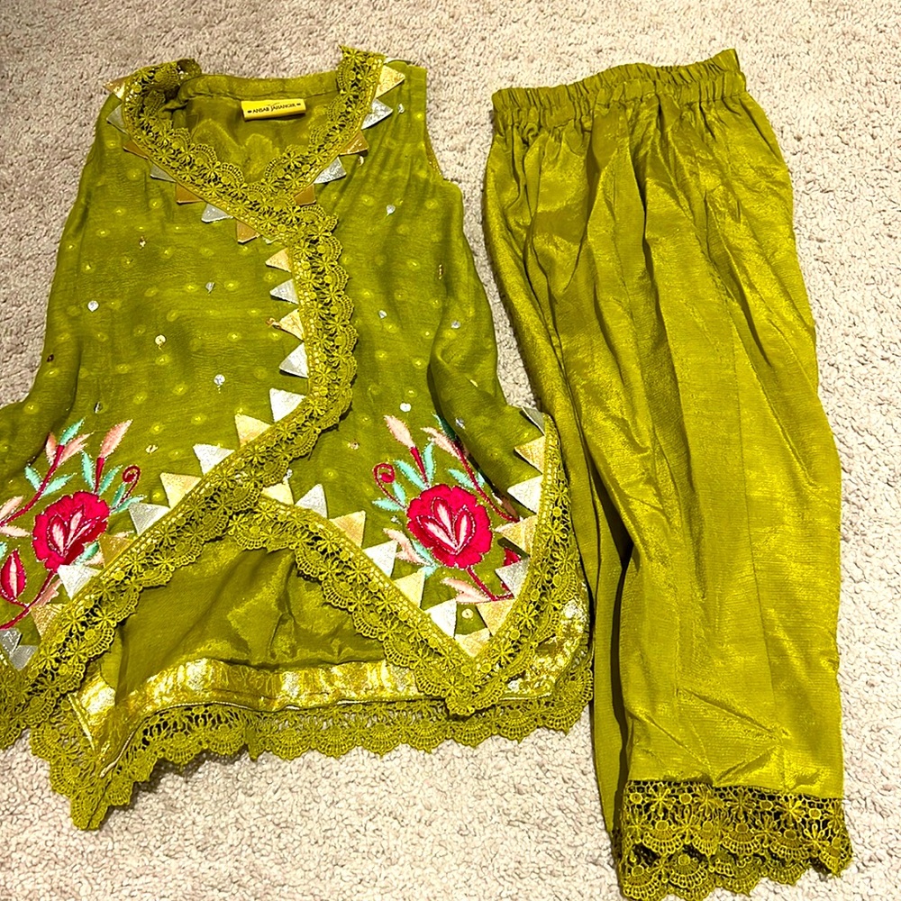 Size 3 Ansab jahangir girls 2 piece outfit in good condition.
